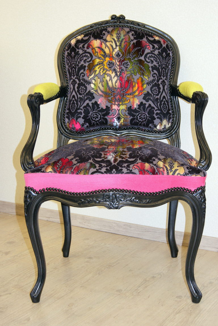 relooking fauteuil Louis XV laqué noir, tissu
