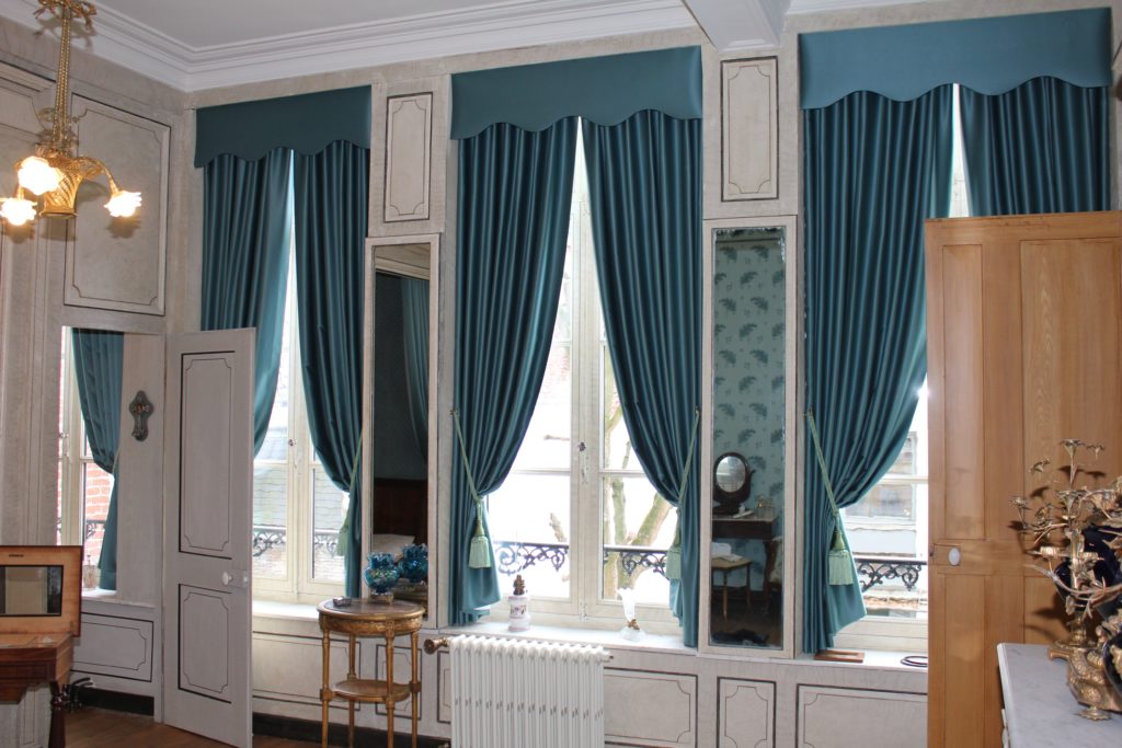 doubles rideaux en satin et bandeaux rigides