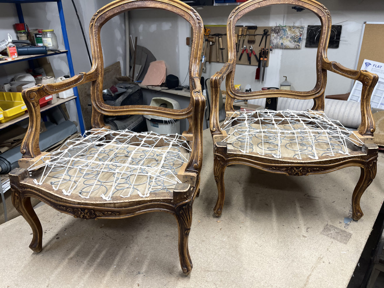 Réfection d'un fauteuil Louis XV en garniture traditionnelle - HL Deco