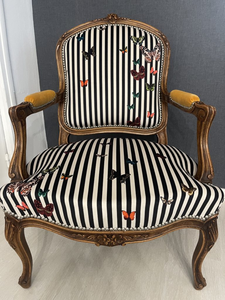 réfection d'un fauteuil Louis XV tissu zéphyr
