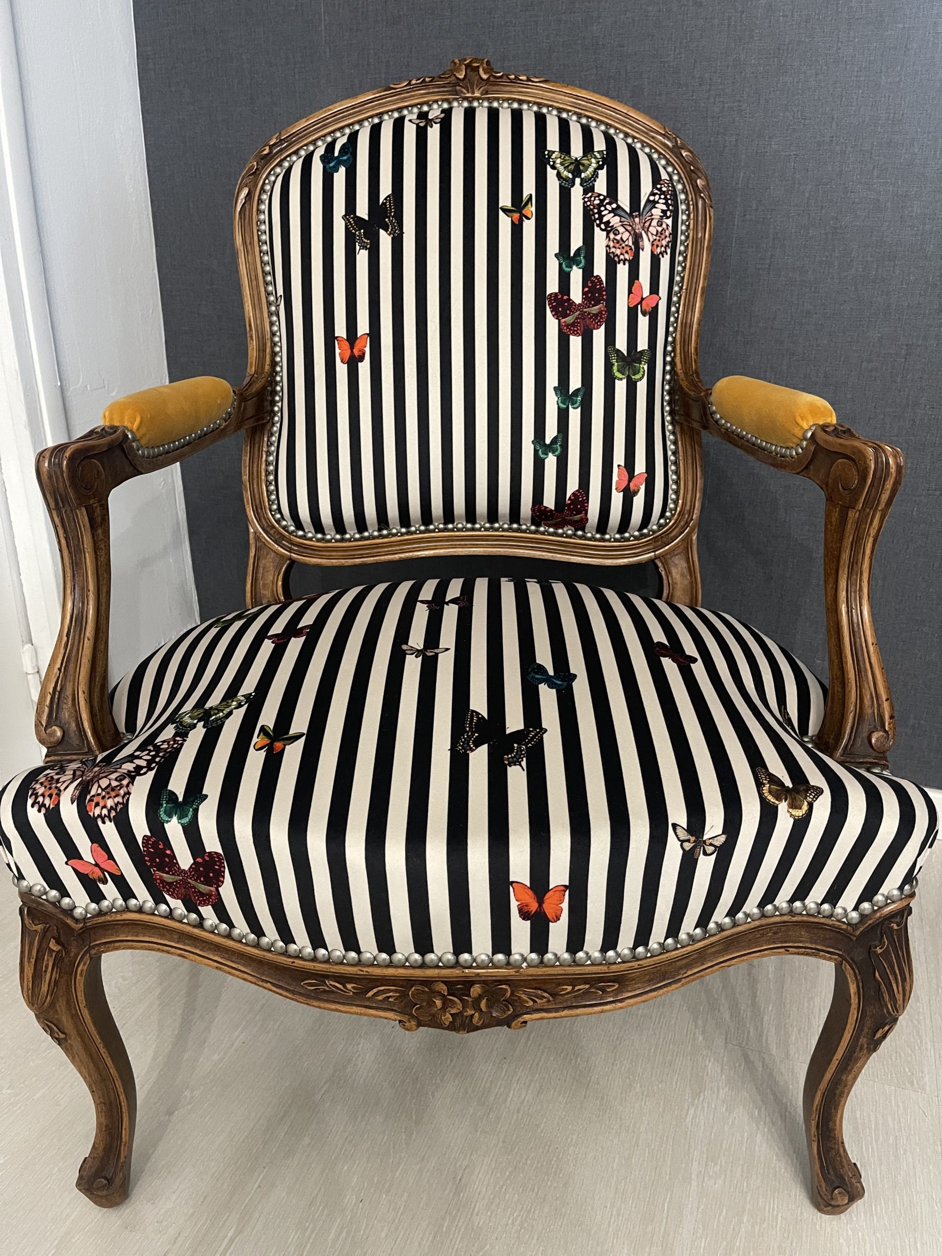 réfection d'un fauteuil Louis XV tissu zéphyr
